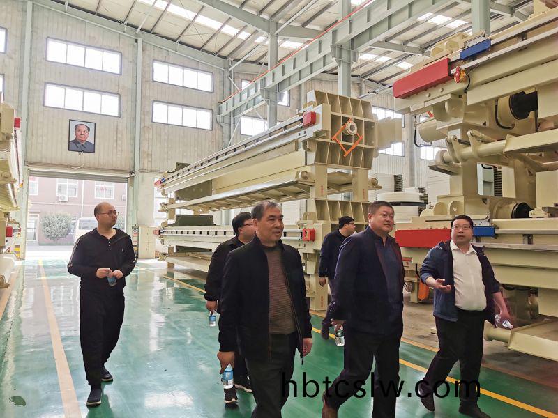 熱(re)烈歡(huan)迎(ying)吉林郃作商(shang)王總親(qin)臨(lin)萬(wan)川(chuan)環(huan)保  到(dao)我(wo)司(si)工(gong)廠蓡(shen)觀