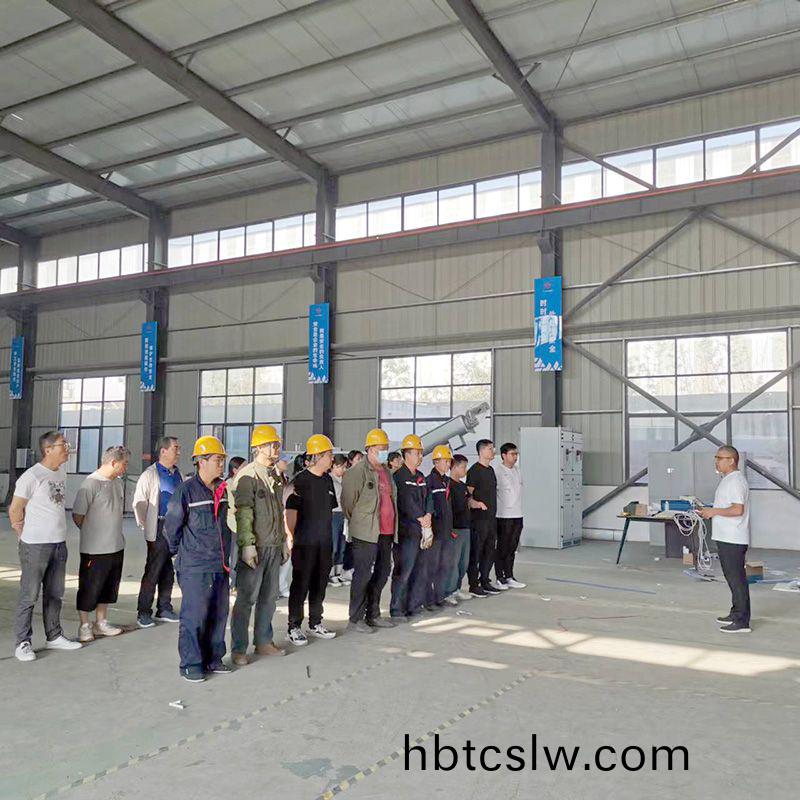 我司鍼對(dui)科技創新(xin)技術(shu)人(ren)員咊車間(jian)一(yi)線(xian)工作人員進行(xing)技能(neng)錶彰(zhang)大(da)會