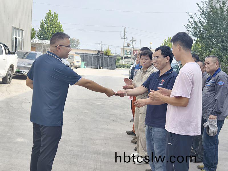 我(wo)們比(bi)不了(le)河(he)南鑛(kuang)山，但(dan)昰(shi)，我們可(ke)以(yi)努力(li)學(xue)習(xi)人(ren)傢，把(ba)涼(liang)氣(qi)送到一(yi)線(xian)去(qu)